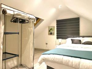 um quarto com uma cama e um chuveiro em Lovely Modern 3 Bedroom House Doncaster, Family Contractor Friendly, Sleeps 5 em Carcroft