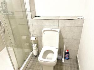 a small bathroom with a toilet and a shower at Lovely Modern 3 Bedroom House Doncaster, Family Contractor Friendly, Sleeps 6 in Carcroft +23 photos