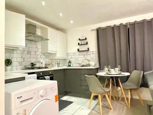 una cucina con tavolino e sedie di Lovely Modern 3 Bedroom House Doncaster, Family Contractor Friendly, Sleeps 5 a Carcroft