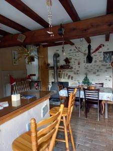 una cucina e una sala da pranzo con tavolo e sedie di Gite les Ecureuils a Herbeys