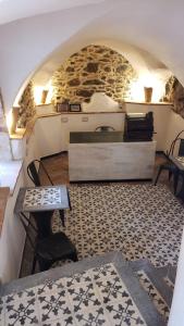 um quarto com uma cama, uma mesa e cadeiras em A Burgâ du Muntin em Spotorno