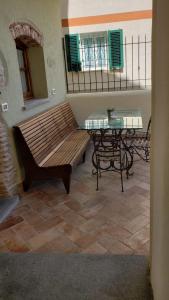 スポトルノにあるA Burgâ du Muntinの木製のベンチとテーブル