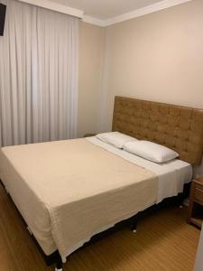 sypialnia z dużym łóżkiem z 2 poduszkami w obiekcie Charmoso Flat em Pinheiros w São Paulo