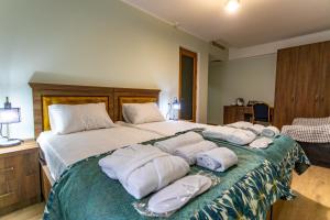 um quarto com uma cama com quatro almofadas em LILEO Hotel em Kutaisi
