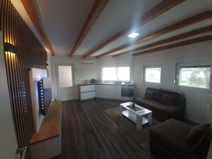 uma sala de estar com um sofá e uma mesa em Apartment Oaza em Mostar