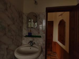 Koupelna v ubytování TSUKIMI Homestay, Naggar, Manali
