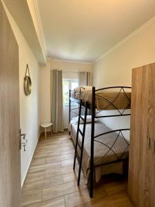 Cette chambre comprend 2 lits superposés et un couloir. dans l'établissement Village escape: στην Πρέβεζα, à Flámpoura