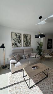 uma sala de estar com um sofá e uma mesa de centro em Apto a 1 min de la playa em Carboneras