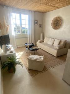 a living room with a couch and a table at So Cosy Beach in Talmont