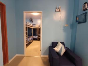 sala de estar con sofá y dormitorio en 2br Hilltop Haven w/ Wi-Fi, en Davao City