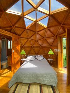 Postel nebo postele na pokoji v ubytování Glamping domo el colibrí