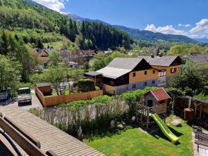 - une vue sur une maison avec une aire de jeux dans l'établissement Pension Sonnenheim Rooms&Apartments, à Gmünd in Kärnten