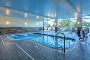 duży basen w budynku w obiekcie Fairfield Inn & Suites by Marriott Greenville w mieście Greenville