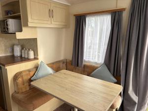 Fotografie z fotogalerie ubytování Caravan Sleeps 4 with Free Parking v destinaci Burnham-on-Sea + 6 fotografií