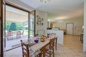 kuchnia i jadalnia ze stołem i krzesłami w obiekcie Villa La Dolce Vita - Happy Rentals w mieście Leggiuno