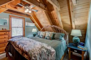 1 dormitorio con 1 cama y ventilador de techo en The Apple Cabin, en Blowing Rock