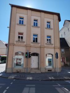 un edificio en la esquina de una calle con un semáforo en Stadtblick 2 Monteuerglück, en Eisenberg