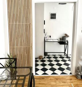 un pasillo con suelo a cuadros en blanco y negro en Spacious 82 m2 Two Bedroom classy apartment near City Center, en Tesalónica