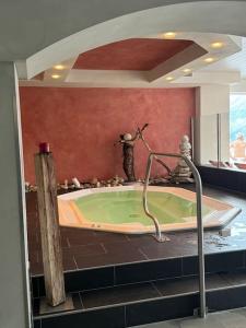 uma casa de banho com jacuzzi num quarto em Studio Blitzingen, Castle A1 em Blitzingen