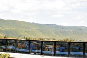 Vista generica sulle montagne o vista sulle montagne dall'interno dell'hotel