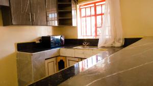 eine Küche mit einer Arbeitsplatte und einem Waschbecken in der Unterkunft Lakewood city Resort in Narok