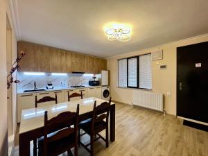 Kuchyň nebo kuchyňský kout v ubytování APARTMENT #27