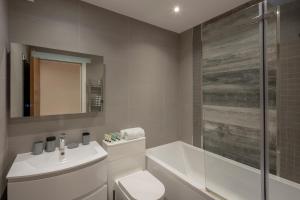 Kamar mandi di Charming One-Bedroom Retreat in Kingston KT2, London