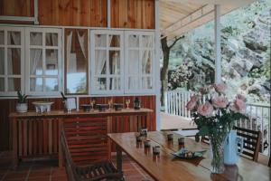 Reštaurácia alebo iné gastronomické zariadenie v ubytovaní AROMA HOUSE - Private entire house on Cat Ba island
