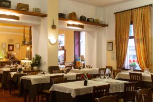 A restaurant or other place to eat at Albergo Santo Spirito