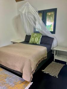 Łóżko lub łóżka w pokoju w obiekcie Gecko Lodge, Dolphin Cottage