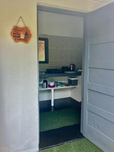 Кухня или мини-кухня в Gecko Lodge, Dolphin Cottage
