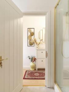 un corridoio con porta per una stanza con un vaso di Rofennie Suite -Brand new luxury ensuite room! a Maidstone