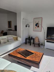 - un salon avec un canapé et une table dans l'établissement l'echoppe rochelaise, à La Rochelle
