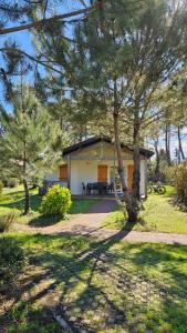 Κήπος έξω από το Chalet paisible à la plage, piscine et tennis