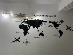 um mapa do mundo da parede adesivo em um quarto em Kimo rooms em Nabeul