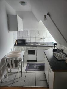 uma cozinha com uma mesa, uma mesa e um fogão em Wohnung HAMMer em Hamm