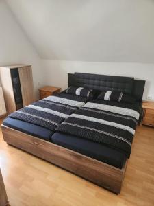um quarto com uma cama com um cobertor preto e branco em Wohnung HAMMer em Hamm