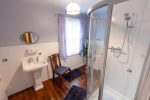 y baño con ducha, lavabo y silla. en Big Sky Guest House- ROOM ONLY, en Whitby 61 fotos más