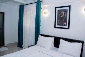 1 dormitorio con 1 cama y una foto en la pared en Shanny's apartment, en Eldoret