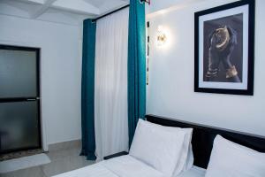 1 dormitorio con 1 cama y una foto de un caballo en la pared en Shanny's apartment en Eldoret