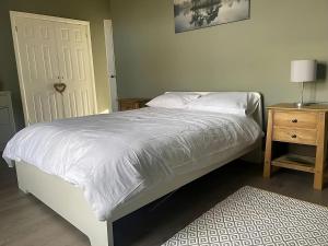 Tempat tidur dalam kamar di Spacious 2 Bed Ribble Valley Apartment