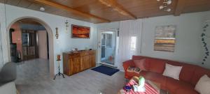 a living room with a red couch and a table at Ferienwohnung Giengen in Giengen an der Brenz