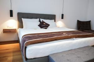 a bedroom with a large bed with a brown blanket at stadtwirt bruck in Vöcklabruck