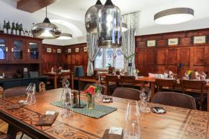 - une salle à manger avec une table et des chaises en bois dans l'établissement stadtwirt bruck, à Vöcklabruck