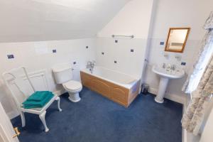 y baño con bañera, aseo y lavamanos. en Big Sky Guest House- ROOM ONLY, en Whitby