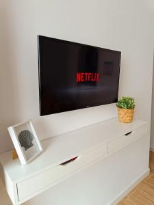uma televisão de ecrã plano em cima de uma cómoda branca em Casita El Lagar em Estepona