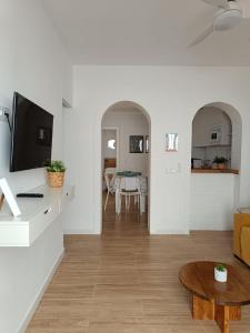 een woonkamer met een tv en een tafel bij Casita El Lagar in Estepona