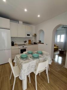 una cocina con una mesa con platos. en Casita El Lagar en Estepona