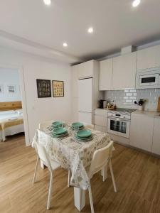 uma cozinha com uma mesa com placas verdes em Casita El Lagar em Estepona