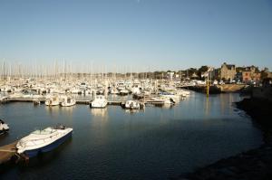 eine Reihe von Booten liegen in einem Hafen vor Anker in der Unterkunft Maison Guerande La Baule in Guérande + 10 Fotos